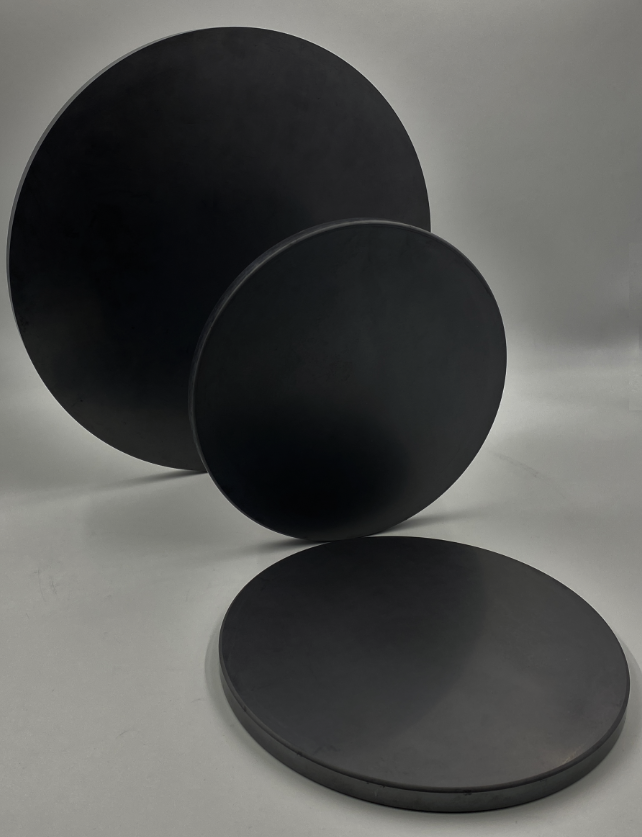 SiC碳化矽(Silicon Carbide)是一種由碳與矽元素組成的化合物,具有高硬度、高導熱性、耐高溫、耐腐蝕等特性,被廣泛應用於半導體、航太、汽車、光電、化工與能源領域。隨著新能源車與第三代半導體的快速發展,SiC材料正成為關鍵核心技術之一。