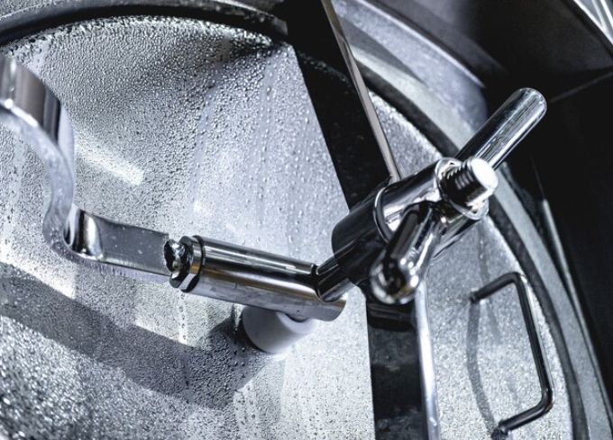 Lavorazione CNC di Precisione dell’Acciaio Inox | Analisi Completa su Resistenza alla Corrosione e Tecnologia di Elettrolucidatura a Specchio